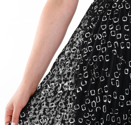 Plus Size Black Chiffon Pattern Plisse Maxi Skirt - G - Line